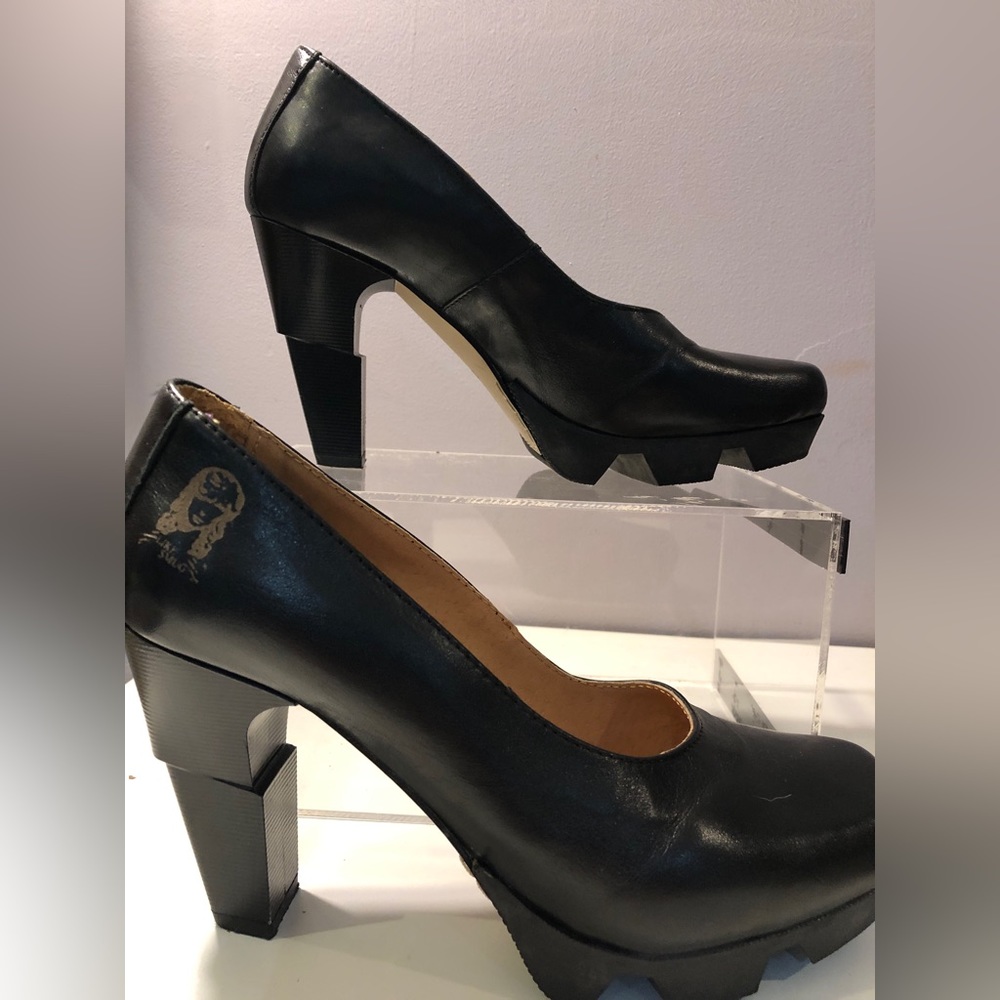 Like Smug by prophecy size 39 leather heels